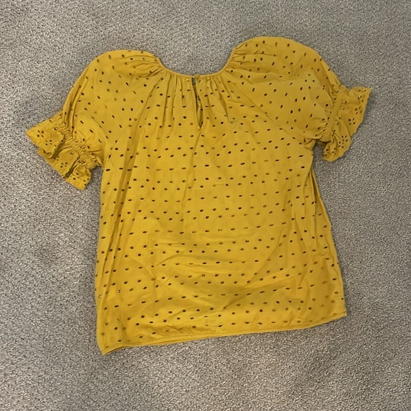 Universal Thread Eyelet Top - Picture 3 of 3